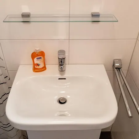 Worker Apartment Goch - 4 Single Beds - Central Location דירה גוך